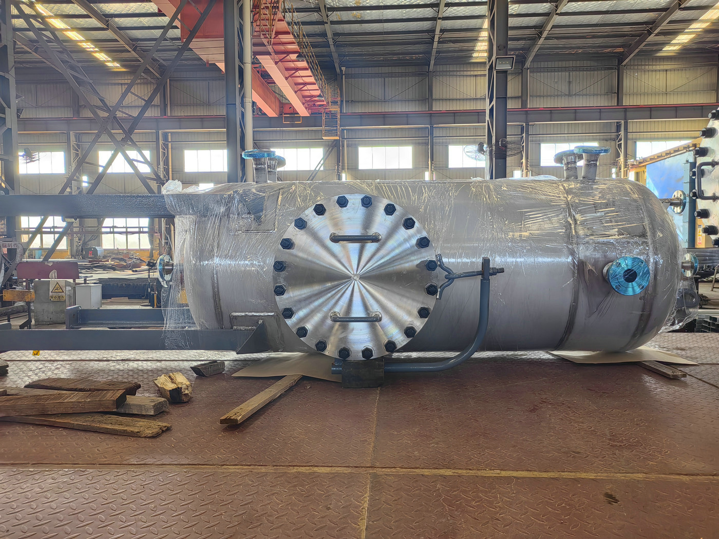 Packed tank equipment